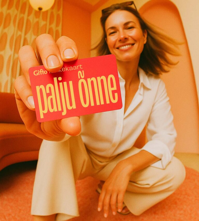 Paljuonne naine hoiab ees